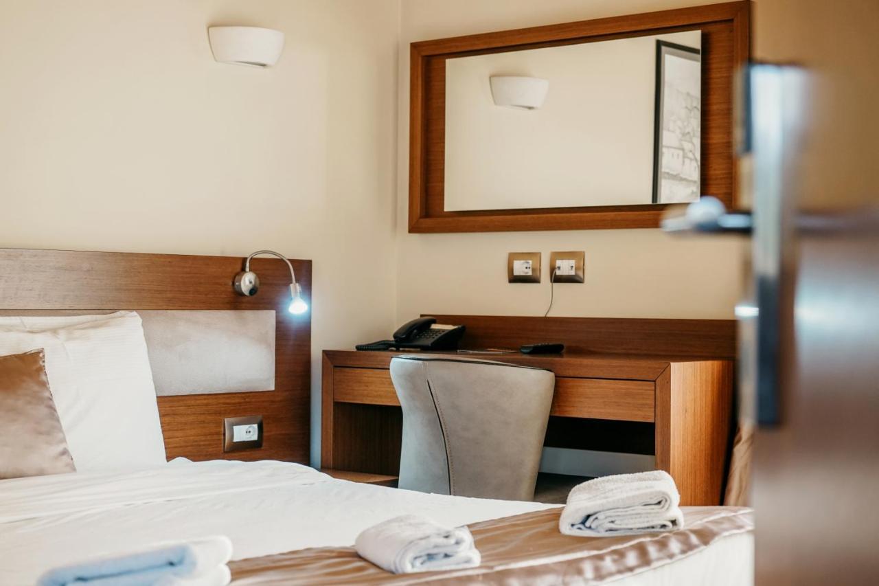 Center Hotel Gjirokastër Buitenkant foto
