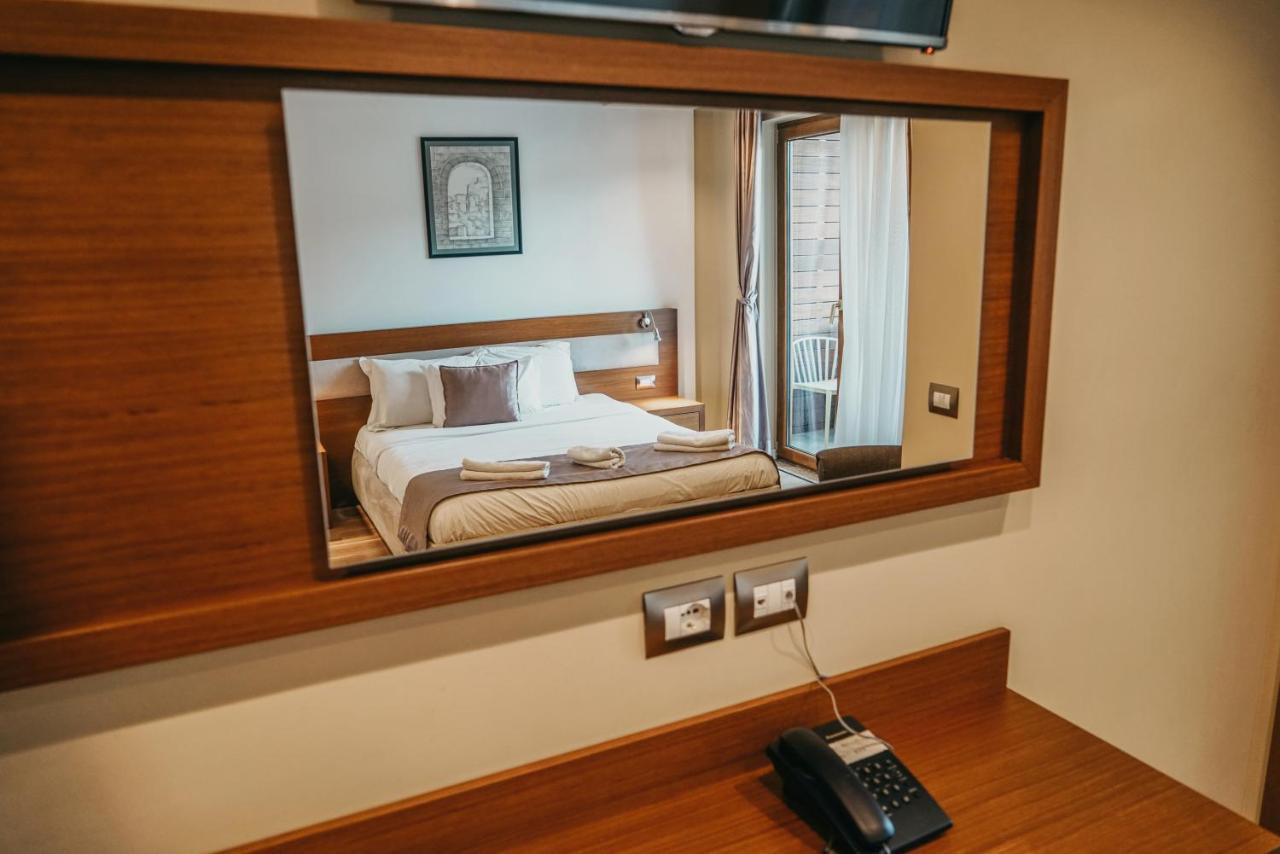 Center Hotel Gjirokastër Buitenkant foto
