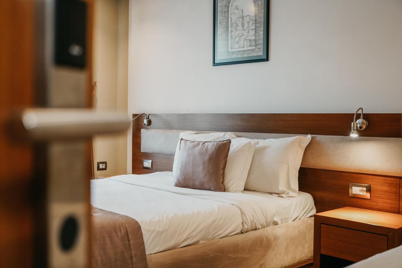 Center Hotel Gjirokastër Buitenkant foto