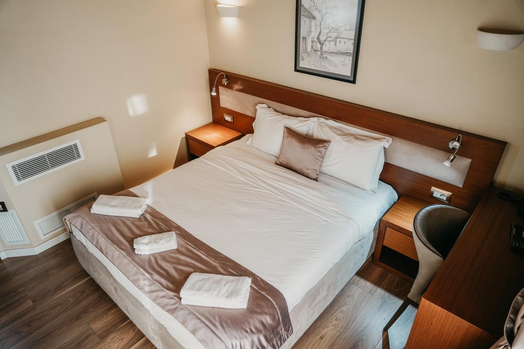 Center Hotel Gjirokastër Buitenkant foto