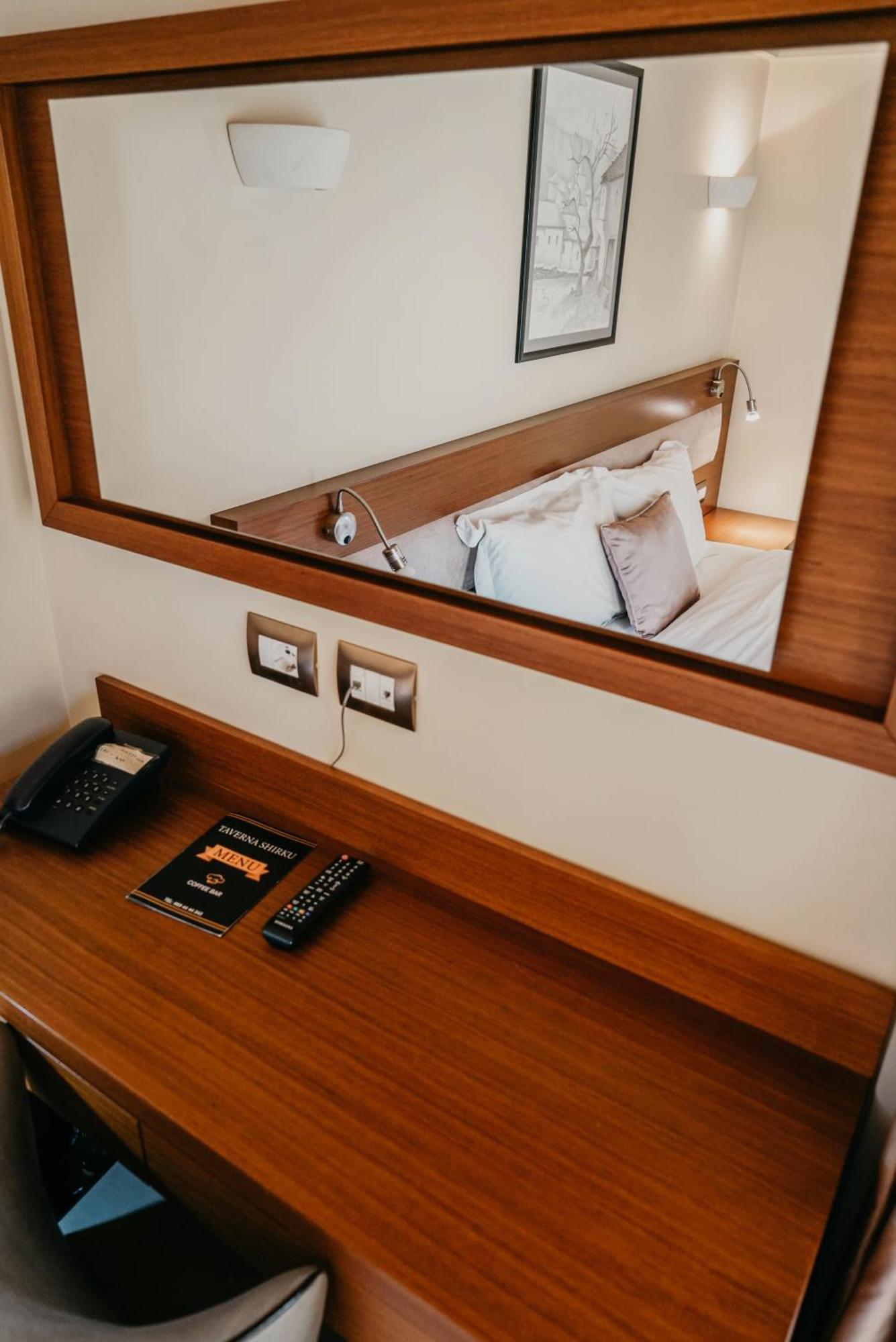 Center Hotel Gjirokastër Buitenkant foto